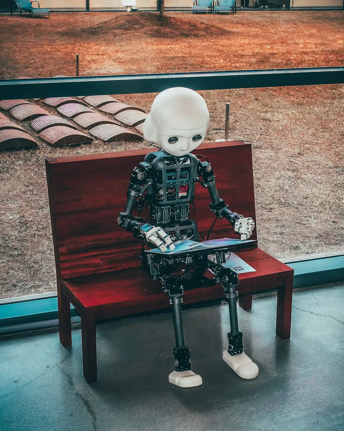 Herramientas de IA como ChatGPT y Copilot en el escritorio de una oficina