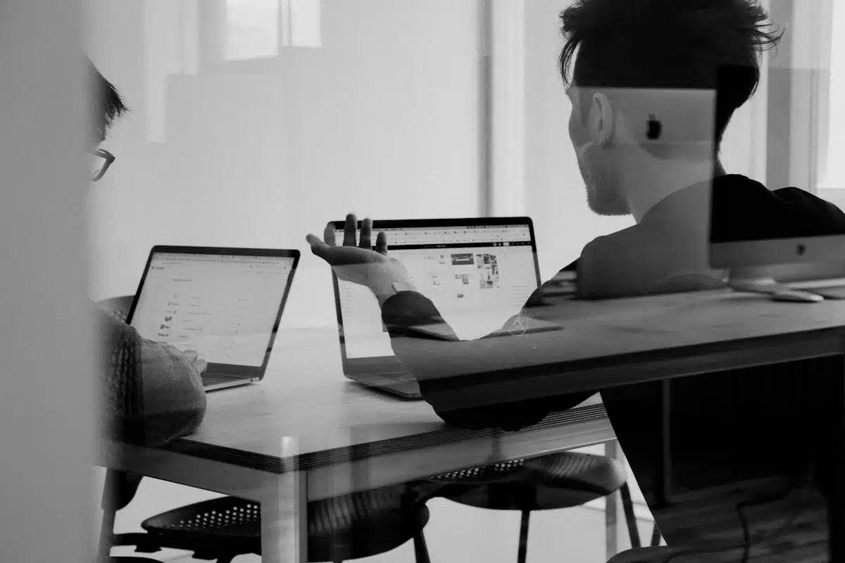 Dueño de PYME implementando inteligencia artificial en su negocio