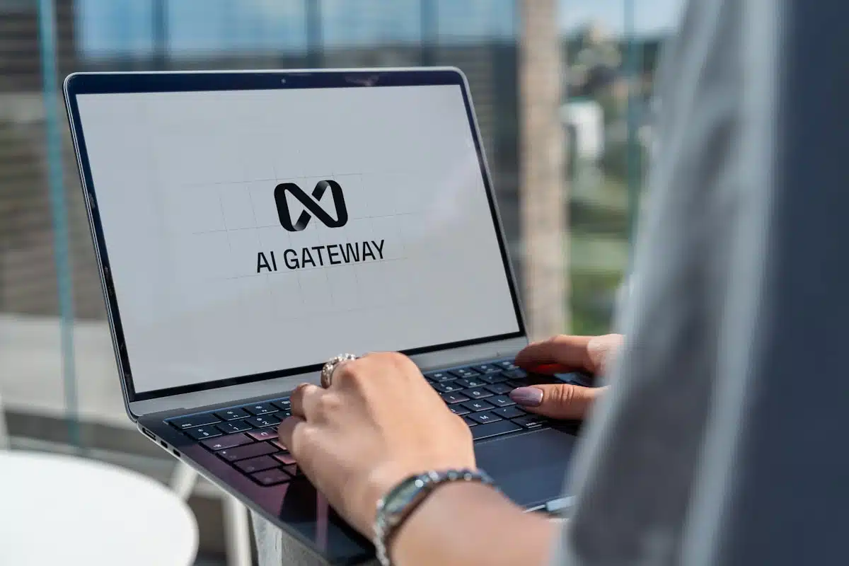 Persona escribiendo en laptop con concepto de agentes de IA para pequeñas empresas