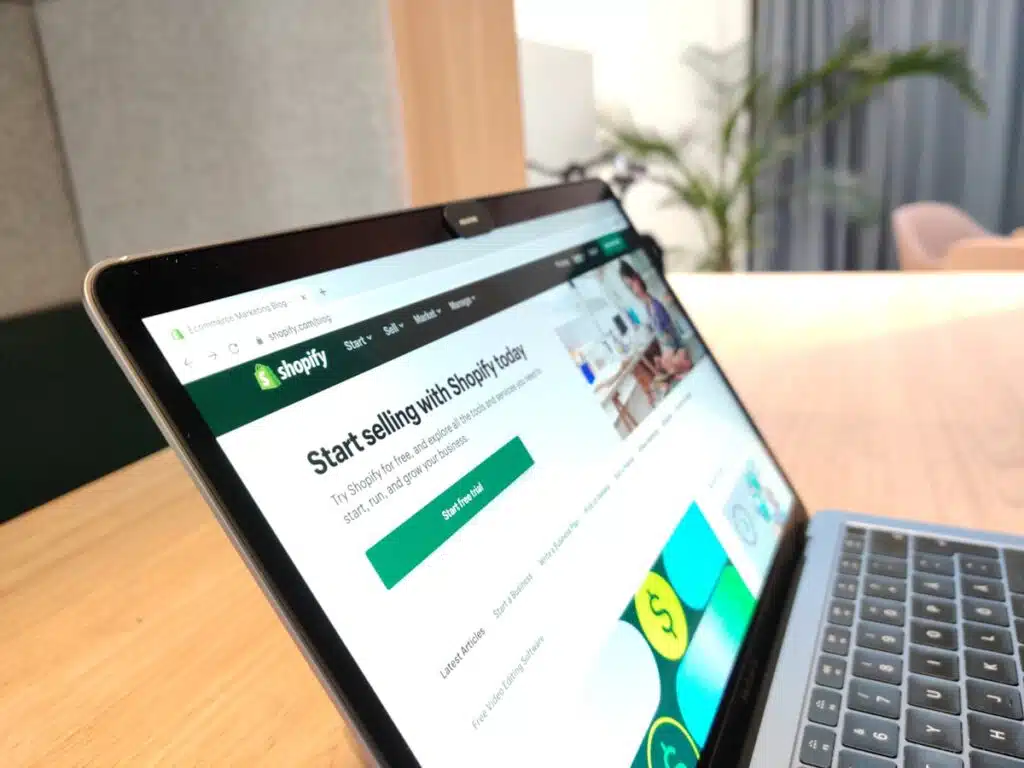 Una tableta y una laptop mostrando una tienda en línea de comercio electrónico