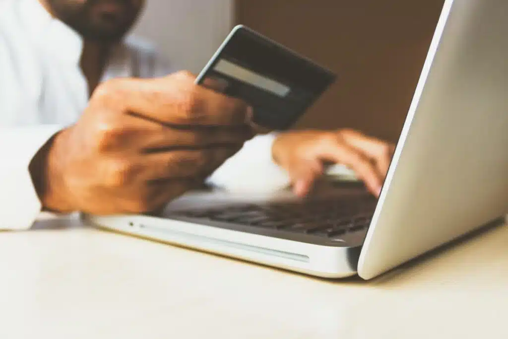 Propietaria de pequeña empresa gestionando su tienda online en 2026