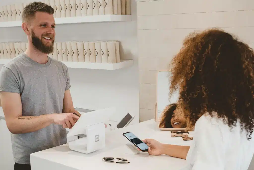 Persona comprando online con portátil - tienda WooCommerce para PYMEs