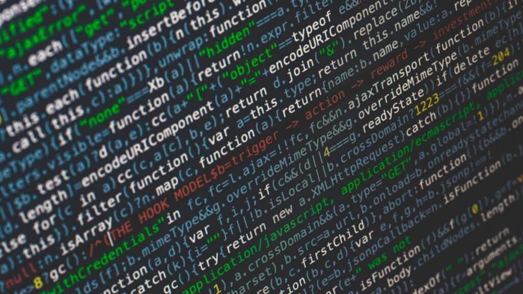 Pantalla de código durante tareas de mantenimiento y actualización de una web