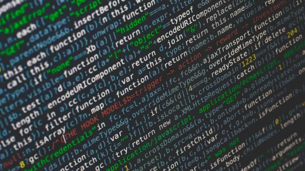 Pantalla de código durante tareas de mantenimiento y actualización de una web