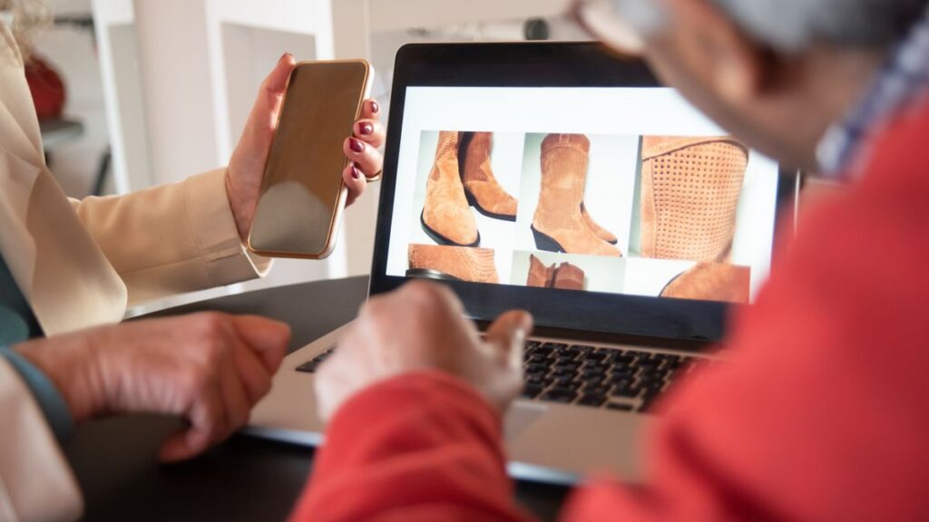Dos personas revisando una tienda online en un portátil antes de pedir presupuesto