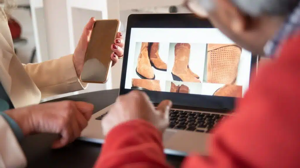 Dos personas revisando una tienda online en un portátil antes de pedir presupuesto
