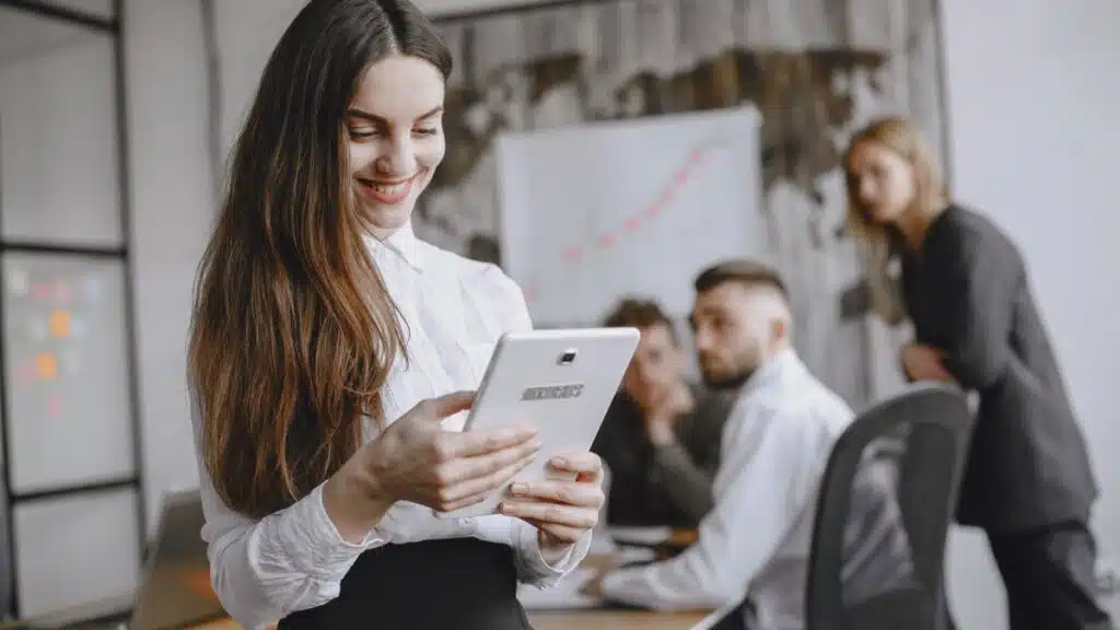 Equipo de una pyme revisando datos en una tablet durante una reunión sobre automatización con IA