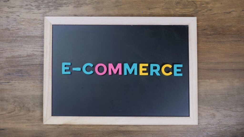 Pizarra con la palabra e-commerce, sobre la elección de plataforma para una tienda online